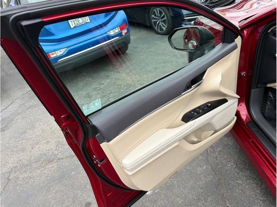 Used 2018 Toyota Camry XLE FWD image 19