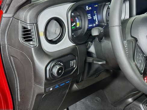 Used 2025 Jeep Wrangler Willys image 16