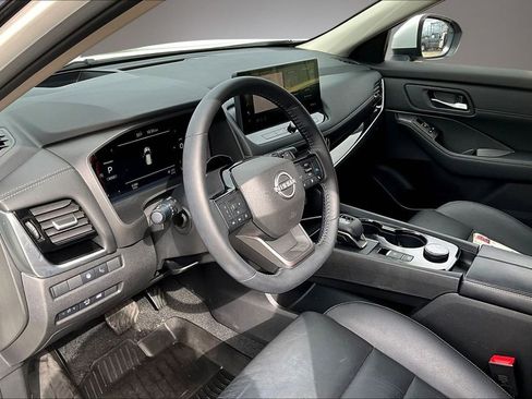 Certified 2025 Nissan Rogue SL w/ Tech Package AWD/4WD image 17