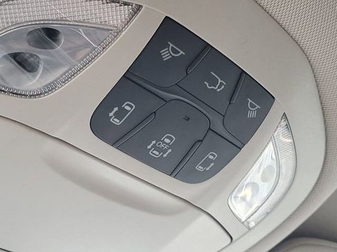 Used 2024 Chrysler Pacifica Touring-L FWD image 21
