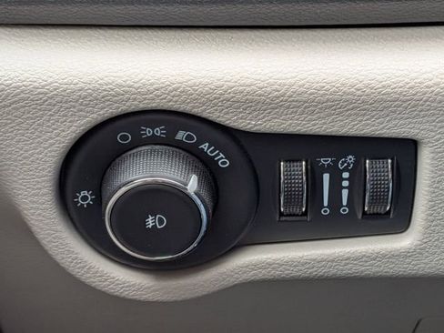 Used 2023 Chrysler Pacifica Touring-L FWD image 18