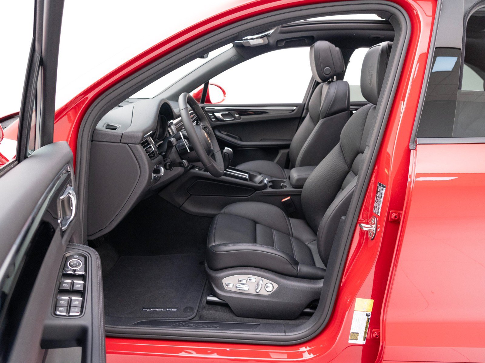 Certified 2026 Porsche Macan AWD/4WD image 18