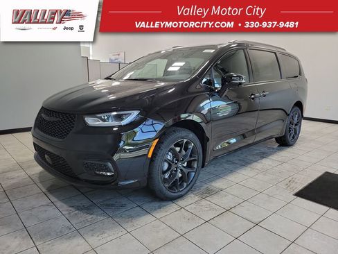 New 2026 Chrysler Pacifica Limited w/ S Appearance Package image 1