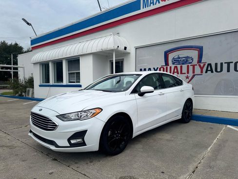 Used 2020 Ford Fusion SE w/ Equipment Group 151A FWD image 16