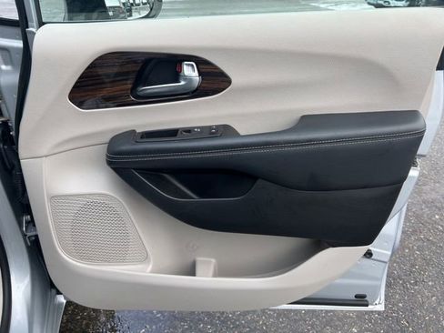 Used 2023 Chrysler Pacifica Limited image 11