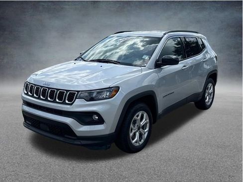 Used 2025 Jeep Compass Latitude AWD/4WD image 3