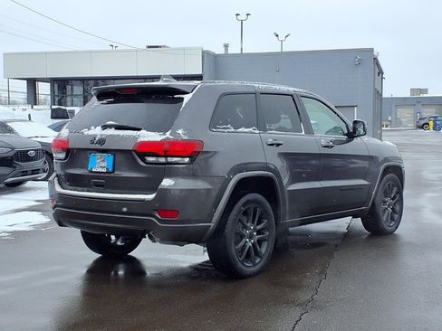 Used 2018 Jeep Grand Cherokee Altitude image 2