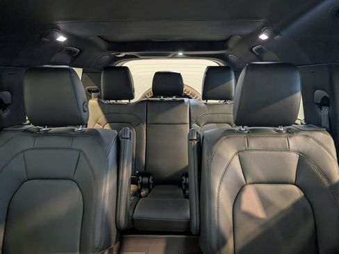 New 2026 Land Rover Defender 130 X-Dynamic SE image 29