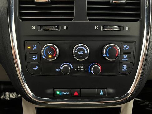 Used 2019 Dodge Grand Caravan SXT FWD image 21