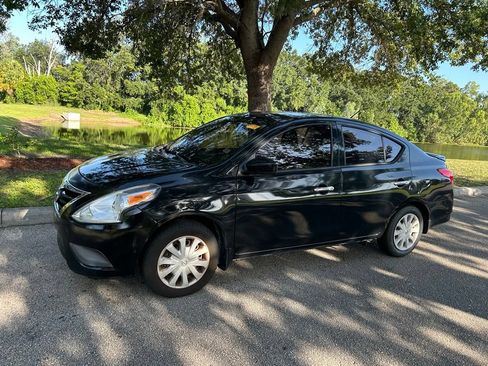 Used 2017 Nissan Versa SV FWD image 2