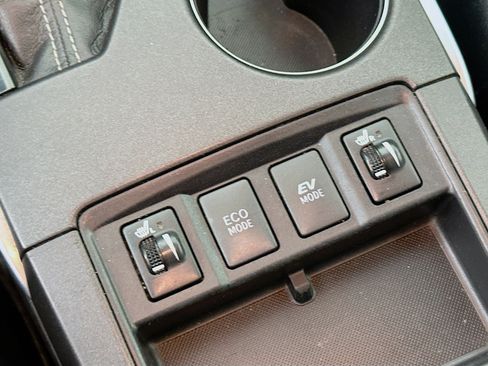 Used 2017 Toyota Camry XLE w/ Moonroof Package FWD image 24