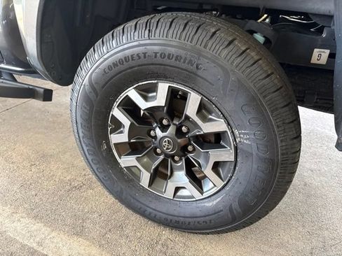 Used 2018 Toyota Tacoma TRD Off-Road AWD/4WD image 11