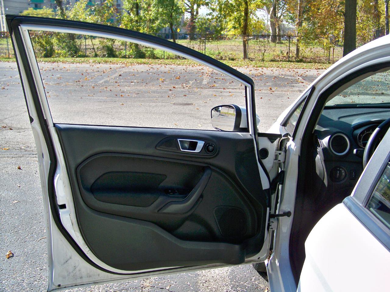 Used 2015 Ford Fiesta SE FWD image 39