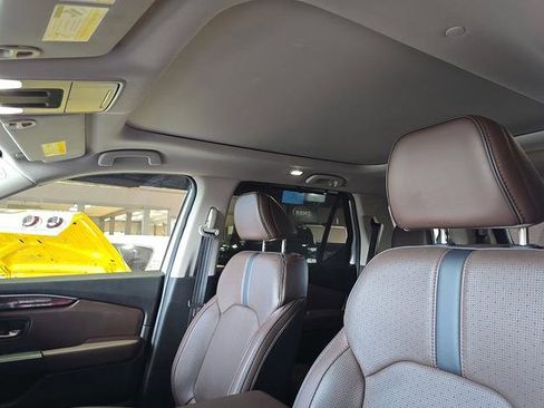 Used 2025 Honda Pilot Elite image 3