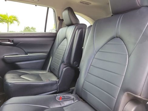 Used 2022 Toyota Highlander XLE image 9