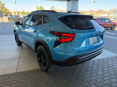 New 2026 Chevrolet Trax LT w/ Midnight Edition FWD image 9
