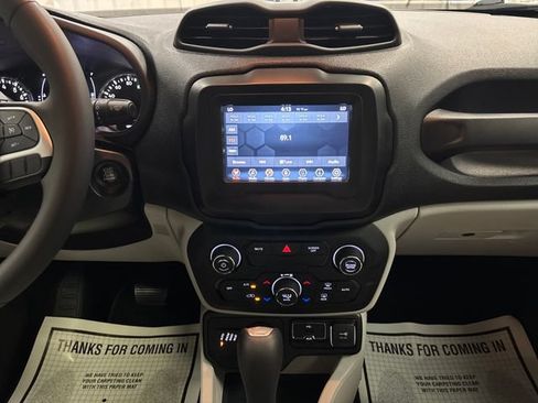 Used 2018 Jeep Renegade Latitude AWD/4WD image 12