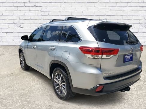 Used 2017 Toyota Highlander XLE image 2