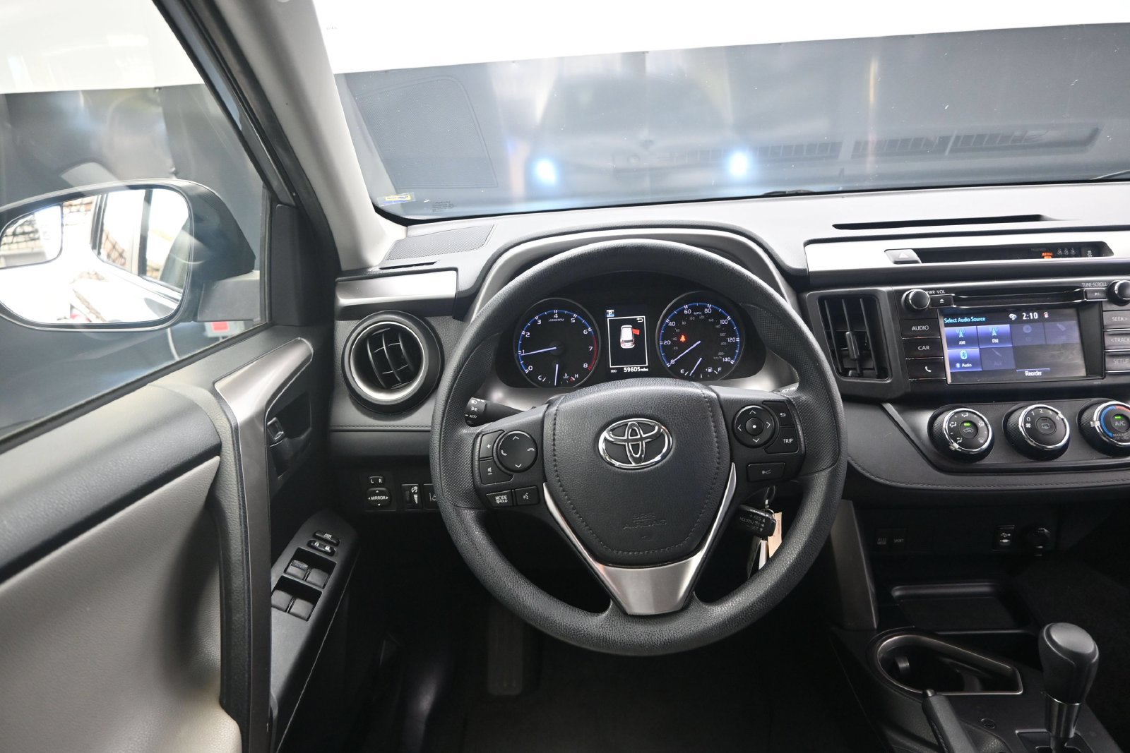 Used 2018 Toyota RAV4 LE FWD image 29