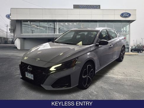 Used 2024 Nissan Altima 2.5 SR w/ SR Premium Package FWD image 3