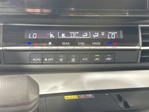 Used 2025 Toyota Sienna LE image 30