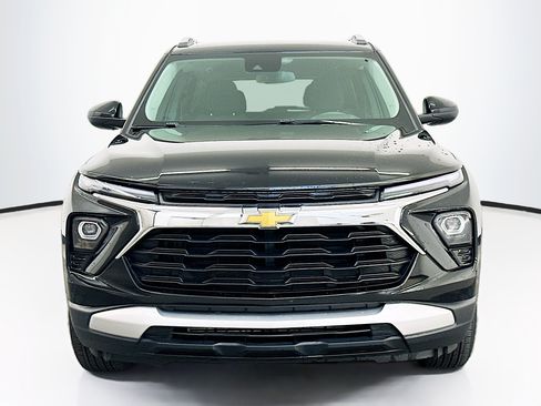 Used 2025 Chevrolet TrailBlazer LT AWD/4WD image 2
