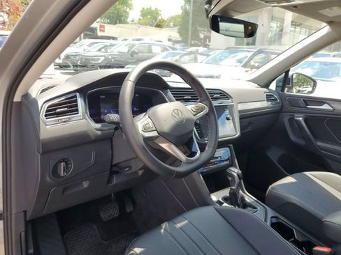 Used 2023 Volkswagen Tiguan SE w/ Panoramic Sunroof Package FWD image 18