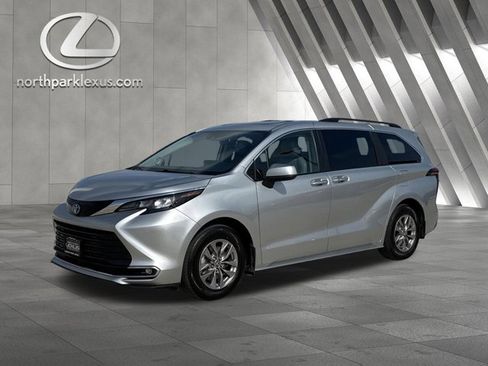 Used 2024 Toyota Sienna XLE w/ XLE Plus Package image 3