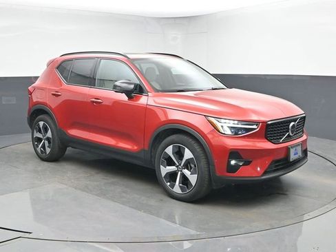 Used 2023 Volvo XC40 B5 Plus w/ Driver Assist Package AWD/4WD image 7