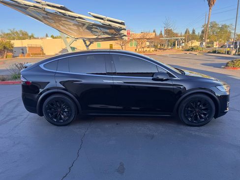 Used 2018 Tesla Model X 75D image 7