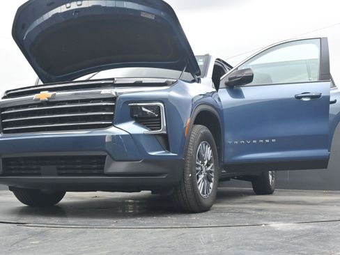 Used 2025 Chevrolet Traverse LT image 42