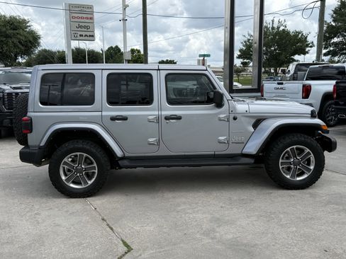 Used 2021 Jeep Wrangler Unlimited Sahara AWD/4WD image 3
