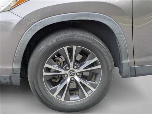 Used 2019 Toyota Highlander LE image 14