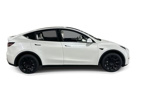 Certified 2023 Tesla Model Y AWD image 7