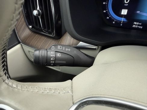 Used 2022 Volvo XC60 B5 Momentum image 24