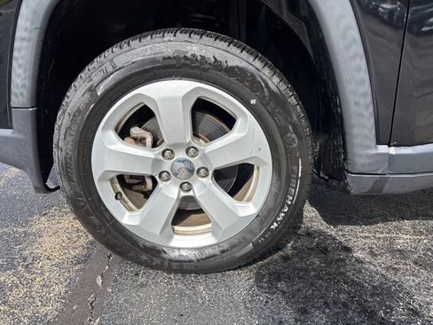 Used 2019 Jeep Compass Latitude w/ Cold Weather Group AWD/4WD image 9