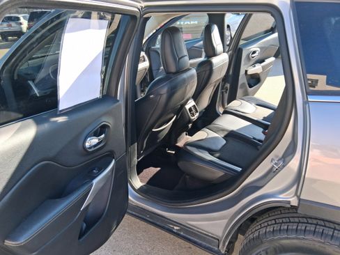 Used 2018 Jeep Cherokee Latitude Plus w/ Comfort/Convenience Group AWD/4WD image 14
