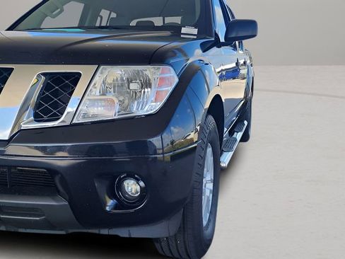 Used 2017 Nissan Frontier SV image 2