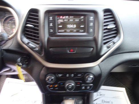 Used 2018 Jeep Cherokee Sport w/ Cold Weather Group AWD/4WD image 17