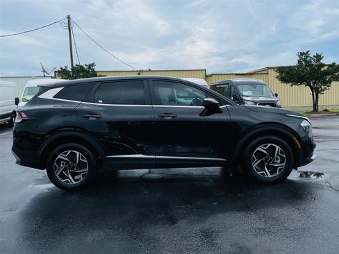 Used 2023 Kia Sportage LX FWD image 3