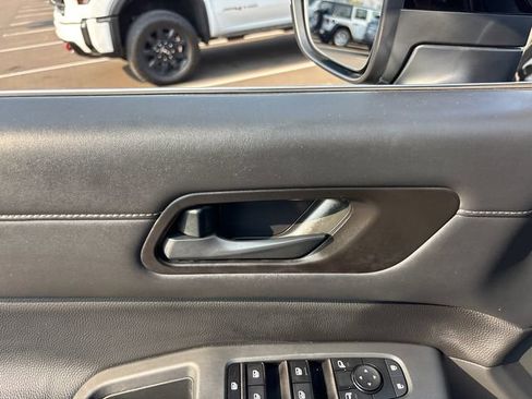 Used 2024 Nissan Pathfinder SV FWD image 15
