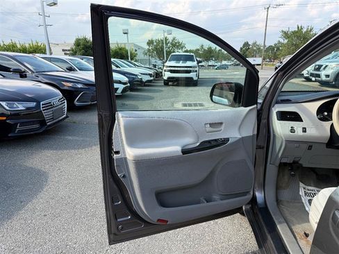 Used 2012 Toyota Sienna LE FWD image 16