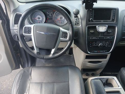 Used 2012 Chrysler Town & Country Touring w/ Entertainment Group #1 FWD image 16