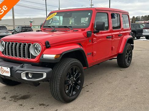 Used 2025 Jeep Wrangler Unlimited Sahara w/ Safety Group AWD/4WD image 3