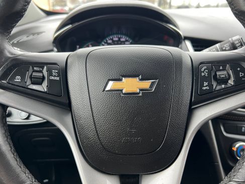 Used 2021 Chevrolet Trax LT w/ LT Convenience Package image 23