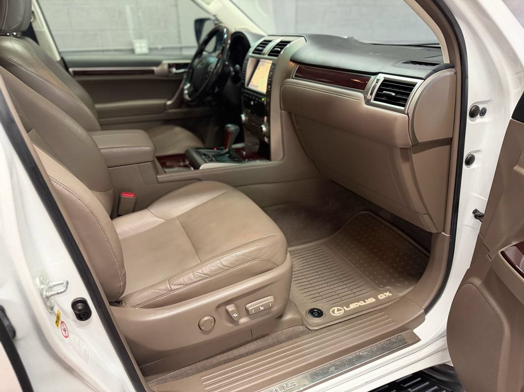 Used 2018 Lexus GX 460 Premium w/ Premium Package AWD/4WD image 32
