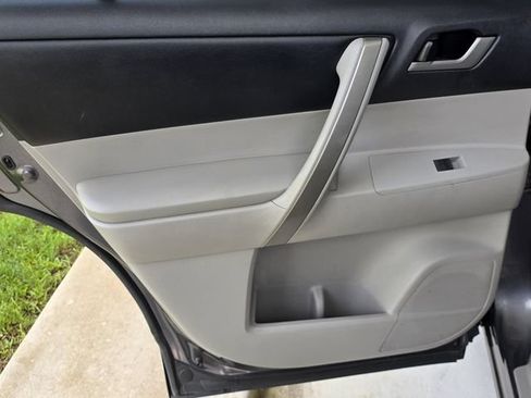 Used 2012 Toyota Highlander SE w/ Tow Pkg FWD image 30