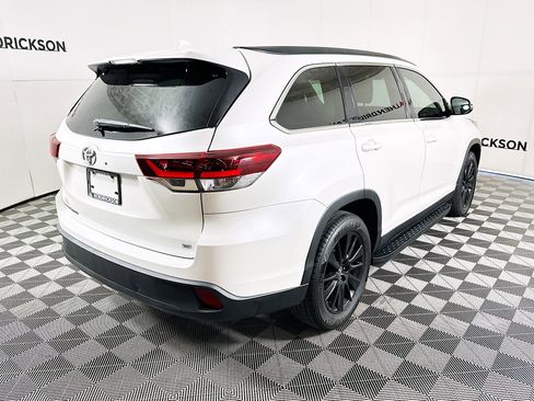 Used 2019 Toyota Highlander SE image 3