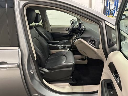 Used 2021 Chrysler Pacifica Touring-L image 12