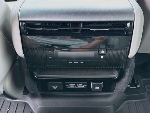 Used 2025 Jeep Wagoneer 4WD image 27